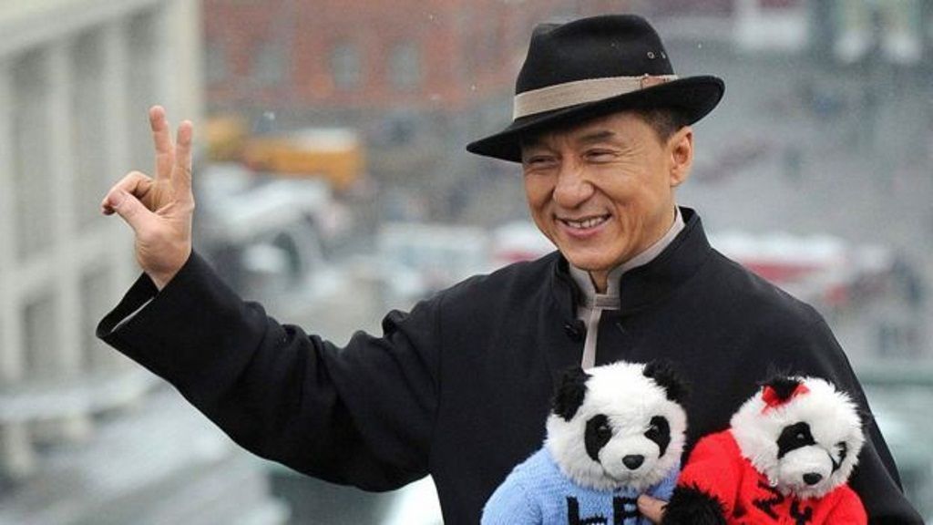 Даже Джеки Чан не смог устоять перед пандами.