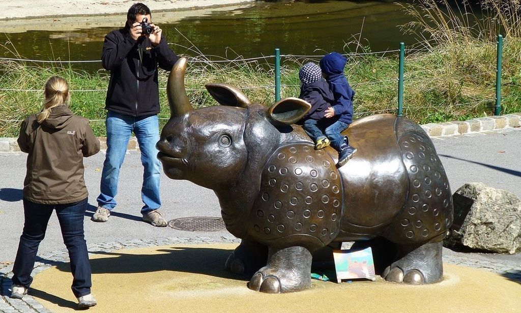 Скульптурные изображения животных пользуются в Шёнбруннском зоопарке не меньшим внимание детей, чем их живые прототипы.